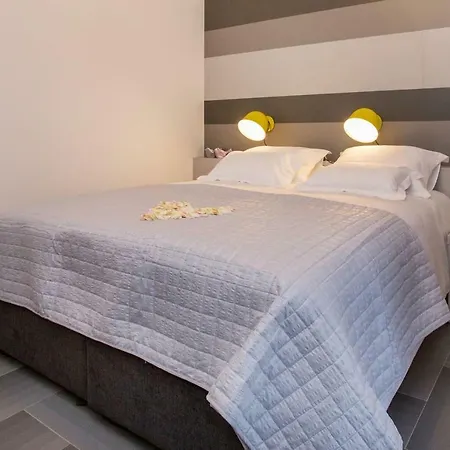 Luxury Marjan - Black Apartment